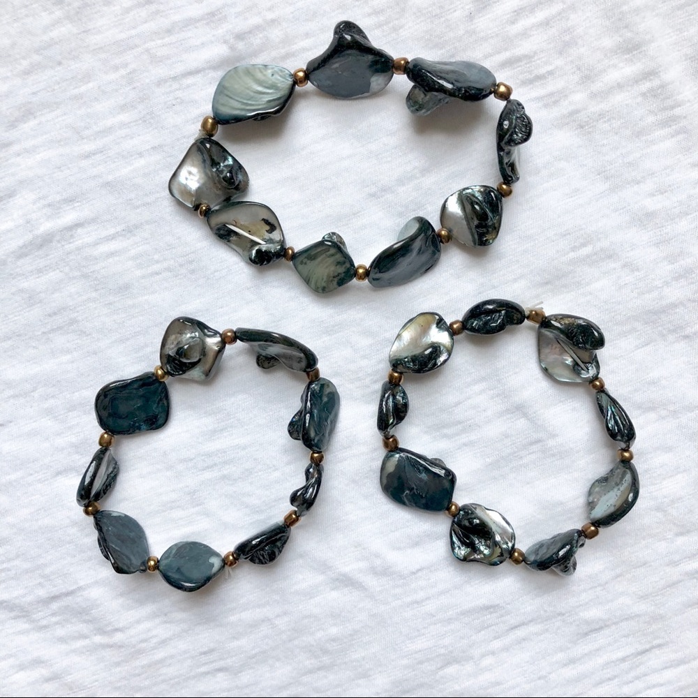 Stretch bracelet with gray stones and gold spacers